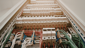 Panel Listrik Cepat Panas dan Mudah Rusak Ini Penyebab yang Sering Terjadi di Lapangan