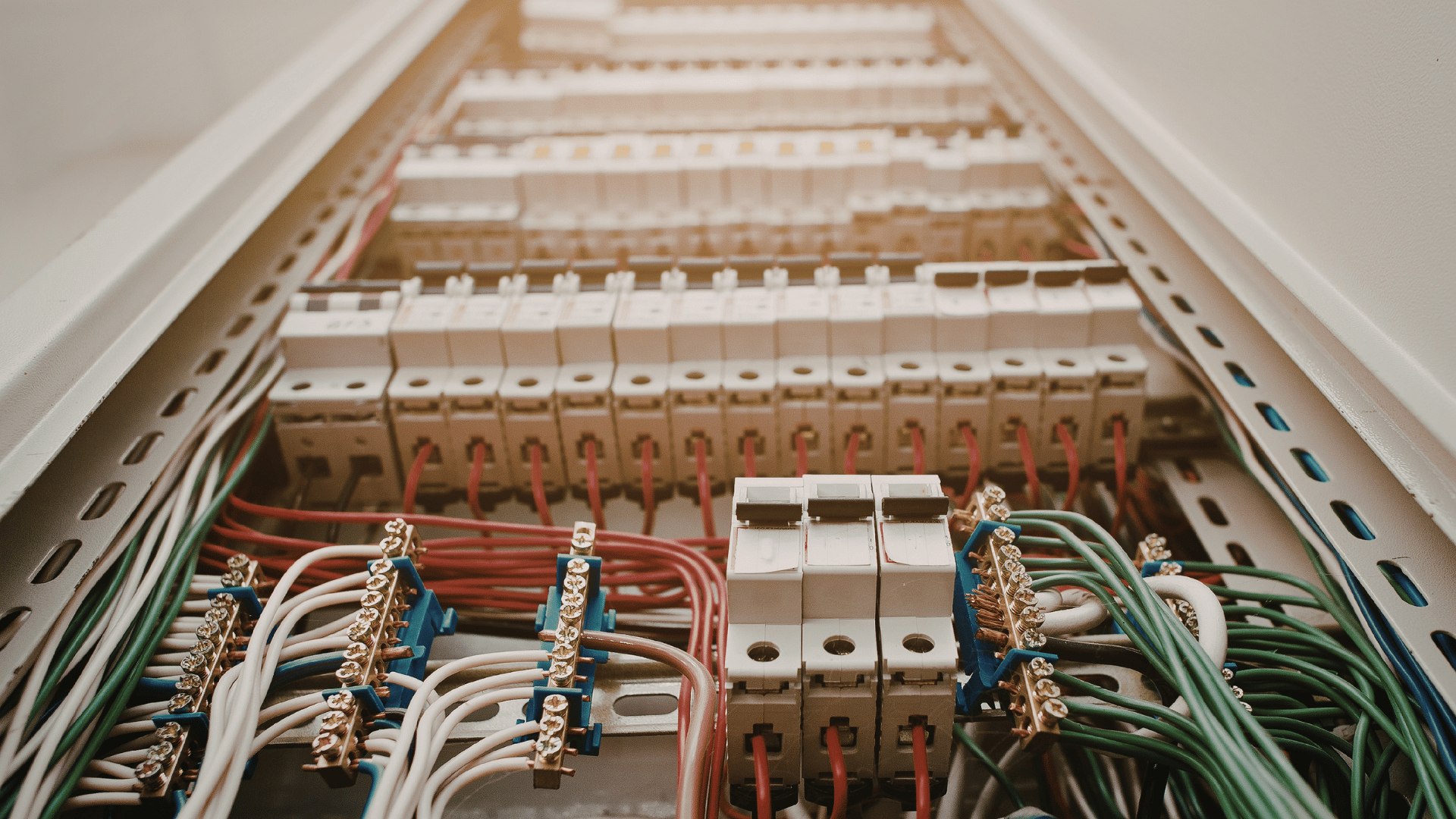 Panel Listrik Cepat Panas dan Mudah Rusak Ini Penyebab yang Sering Terjadi di Lapangan